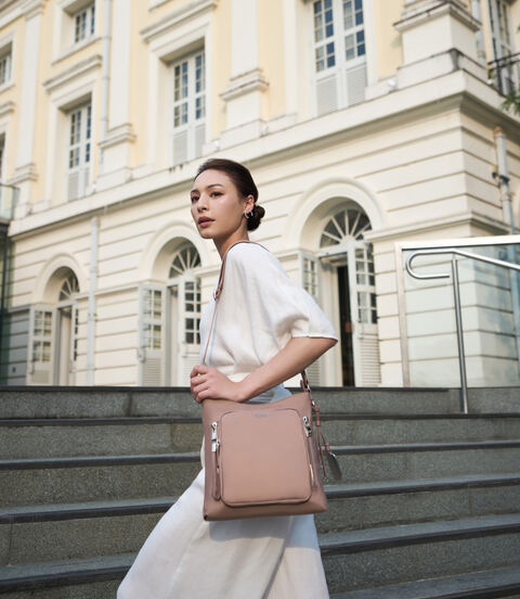 VOYAGEUR Tyler Crossbody lifestyle | TUMI