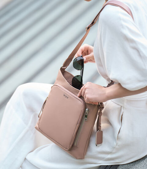 VOYAGEUR Tyler Crossbody lifestyle | TUMI