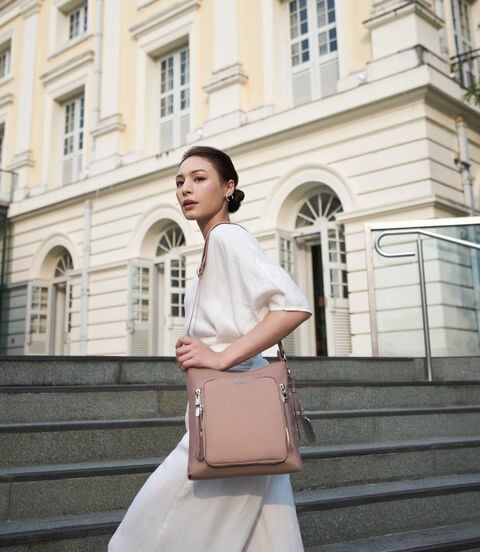 VOYAGEUR Tyler Crossbody lifestyle | TUMI