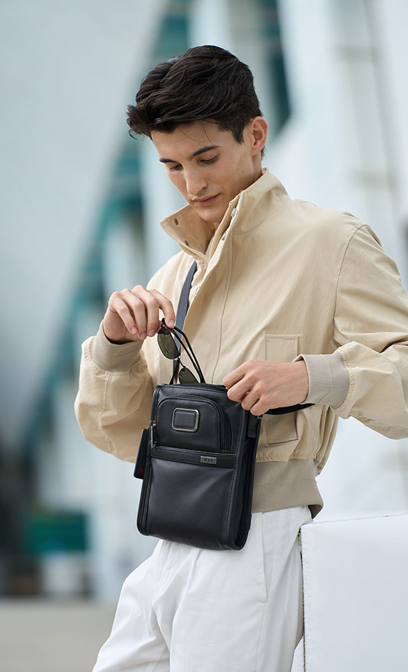 SS24_Seasonal_TUMIAlpha_PocketBagSmall_BlackLeather_3_RGB_300dpi_M7